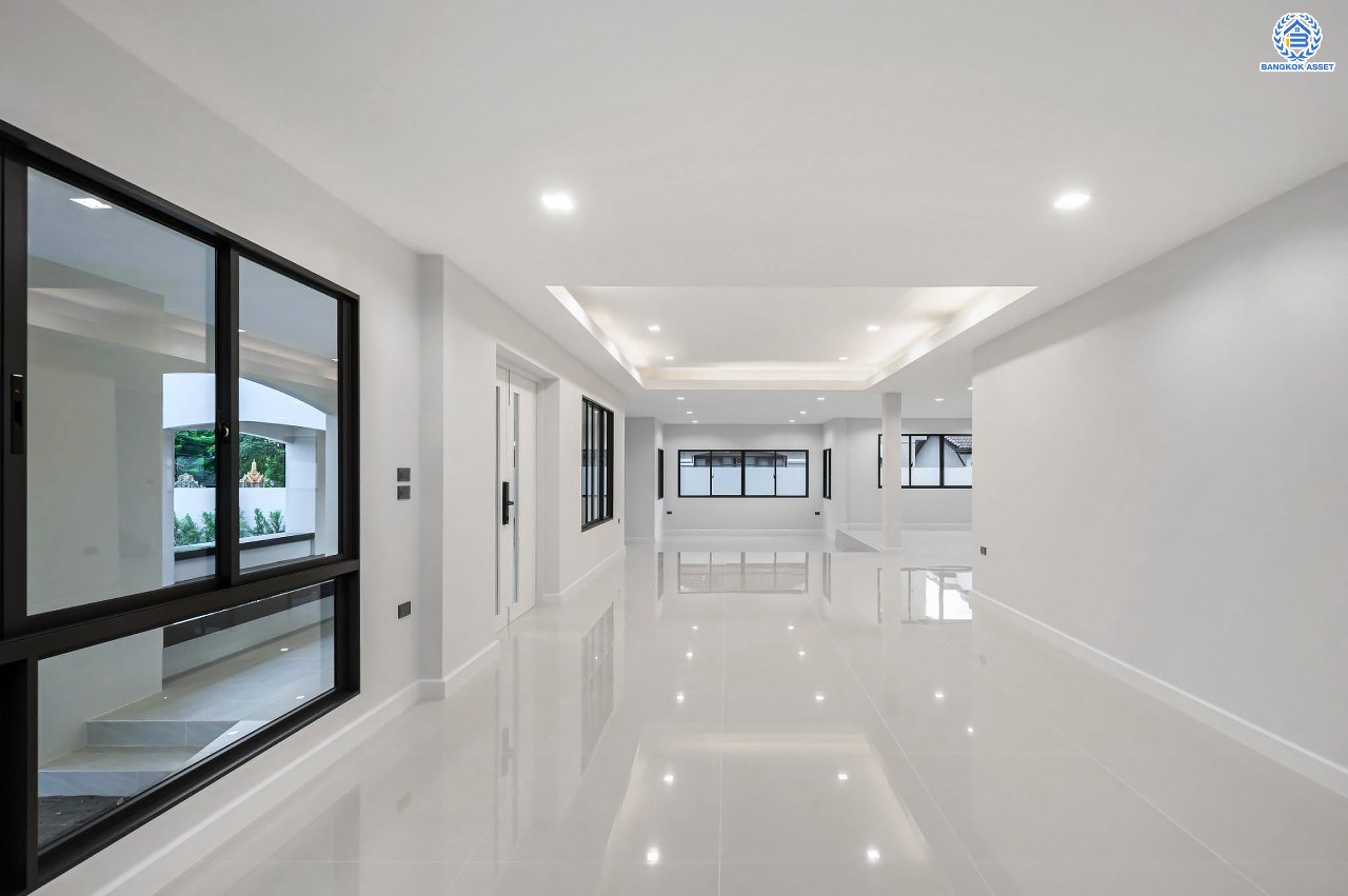 บ้านเดี่ยวฟิลคฤหาสน์มือสองตกแต่งใหม่ แบรนด์ LH ดีไซน์สุดหรูหรา โครงการ ลดาวัลย์ ปิ่นเกล้า เนื้อที่ 214 ตร.ว. บนพื้นที่ใช้สอยถึง 553.48 ตร.ม. ฟังก์ชันจัดเต็ม 4 ห้องนอน 5 ห้องน้ำ 1 ห้องอเนกประสงค์ 1 ห้องแม่บ้าน จอดรถได้ถึง 2 คัน ทำเลติดถนนบรมราชชนนี เชื่อมต่อหลายเส้นทาง ใกล้มหาวิทยาลัยมหิดล และเซ็นทรัลศาลายา